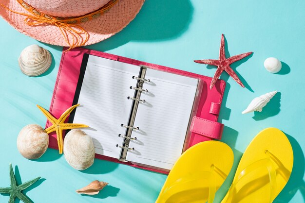 Photo vacances à la plage d'été et accessoires sur fond bleu.