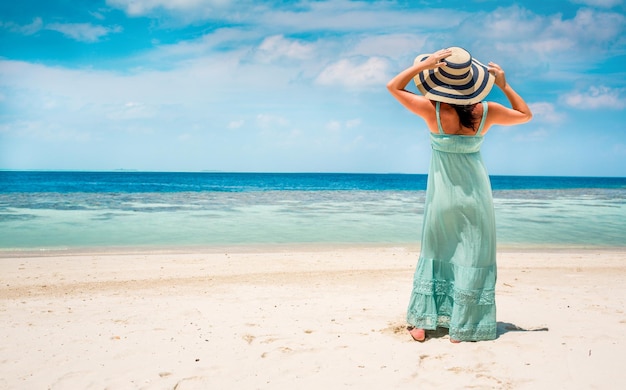 Vacances à la plage. Fille marchant le long d'une plage tropicale aux Maldives.