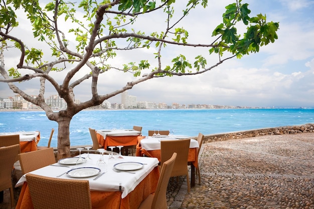 Vacances à la plage. Restaurant près de la mer