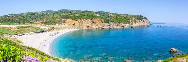 Photo vacances à la plage de xanemos sur la mer méditerranée voyage panoramique sur la mer égée île de skiathos grèce