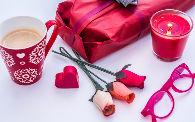 Vacances pour les amoureux de la Saint-Valentin Tasse rouge avec cadeau de fleurs de rose de café et bougie