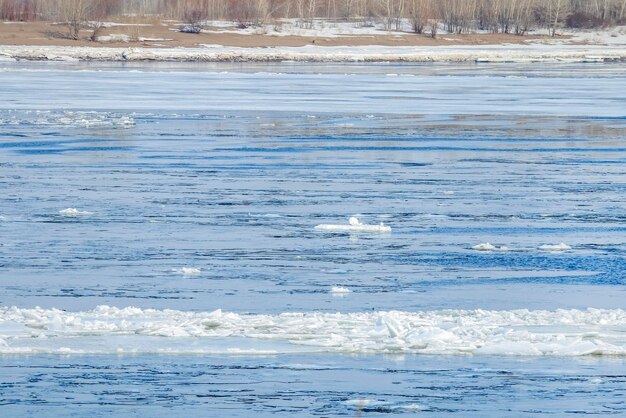 Vacances de printemps sur la rivière