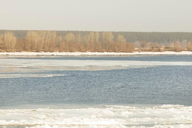 Vacances de printemps sur la rivière