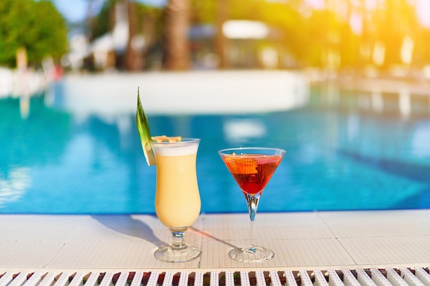 Des vacances relaxantes avec des cocktails rafraîchissants au bord de la piscine du complexe tout compris