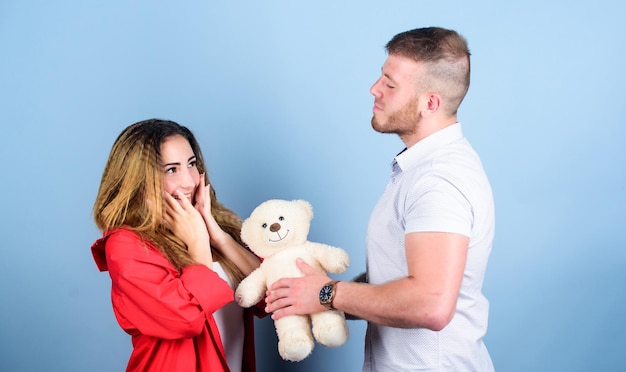 Vacances Saint Valentin Surprise pour chérie Cadeau peluche ours en peluche Concept de cadeau surprise La surprendre Bel homme et jolie fille amoureuse Homme et femme couple amoureux Surprise romantique