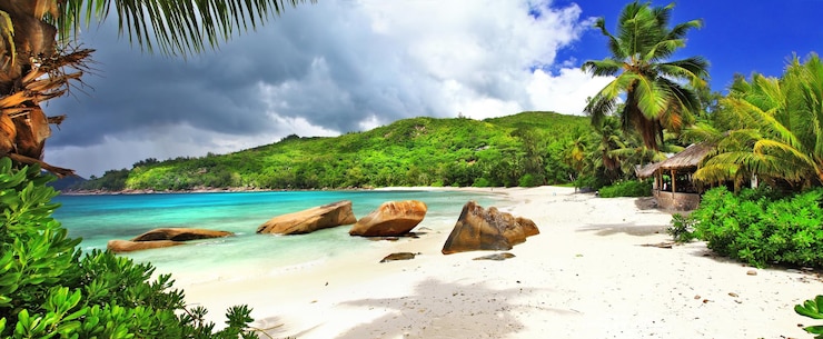 Photo vacances tropicales aux seychelles vue panoramique sur la plage de takamaka