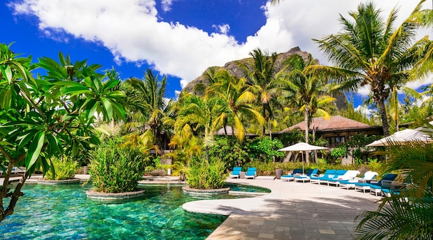 Vacances tropicales de luxe. Bassin de nage et territoire de spa relaxant, Ile Maurice