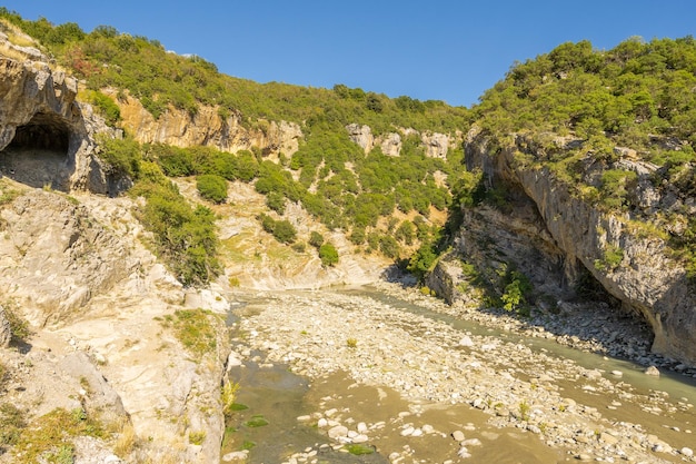 Les vacanciers se détendent et vont nager dans les thermes de Benje