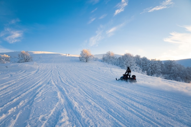 Les vacanciers à la station de ski les touristes dans la vallée des Carpates montagneuses montent rapidement