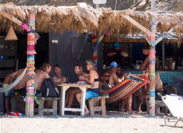 Les vacanciers et les touristes se détendent dans les cafés sur la plage de l'île grecque Evia en Grèce