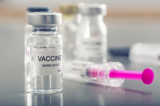 Vaccin contre le coronavirus Covid-19 dans une ampoule avec seringue prête pour la vaccination.