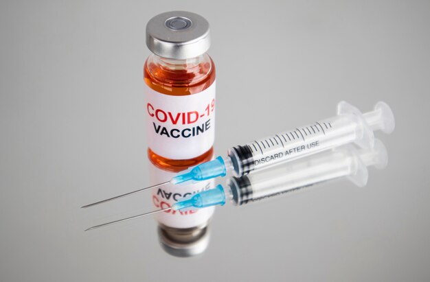 Vaccin contre le coronavirus covid-19 sur fond blanc