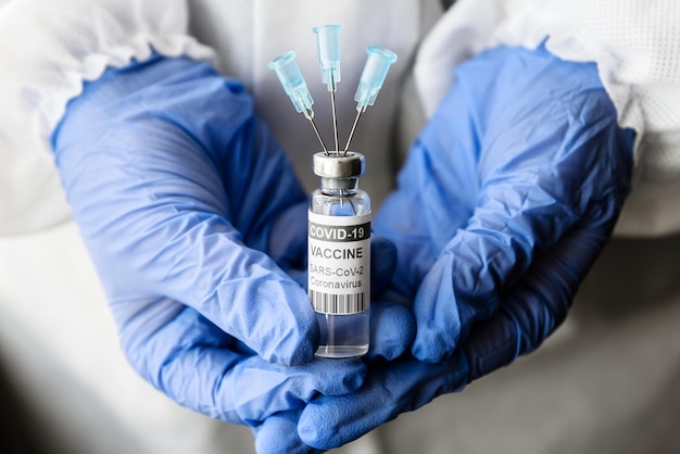 Vaccin contre le coronavirus COVID19 entre les mains d'un médecin