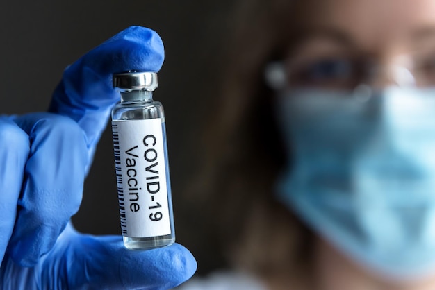 Vaccin contre le coronavirus COVID19 en gros plan de la main du médecin