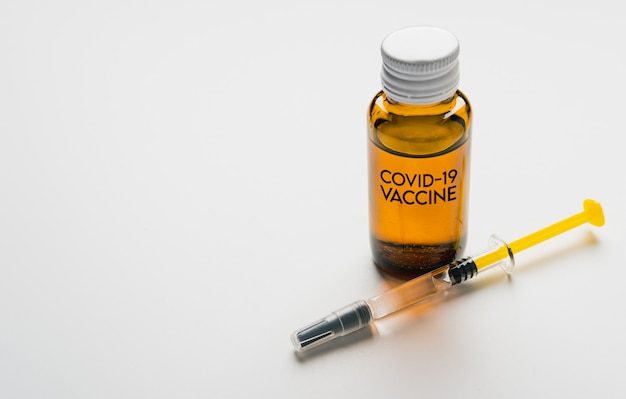 Vaccin contre le coronavirus dans une seringue