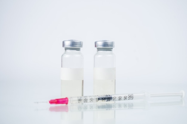 Vaccin contre le coronavirus en flacons avec seringue pour injection.