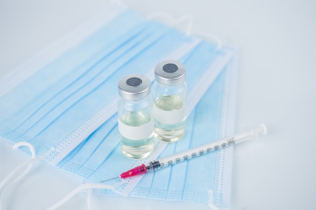 Vaccin contre le coronavirus en flacons avec seringue pour injection.