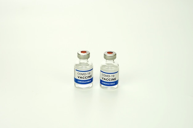 Photo vaccin contre le coronavirus avec fond isolé