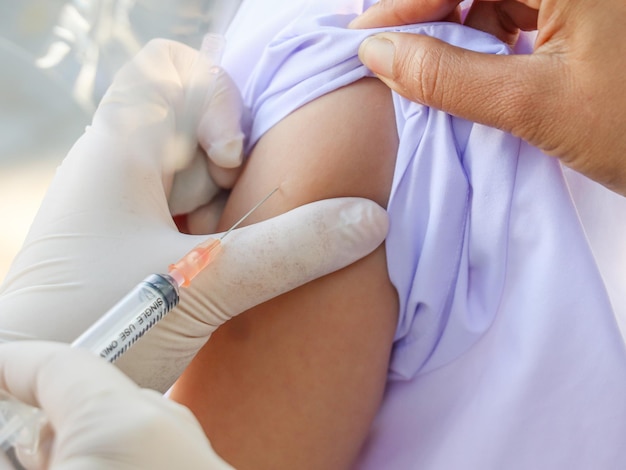 Le vaccin contre le coronavirus pour enfants est vacciné avec une seringue contre le covid19