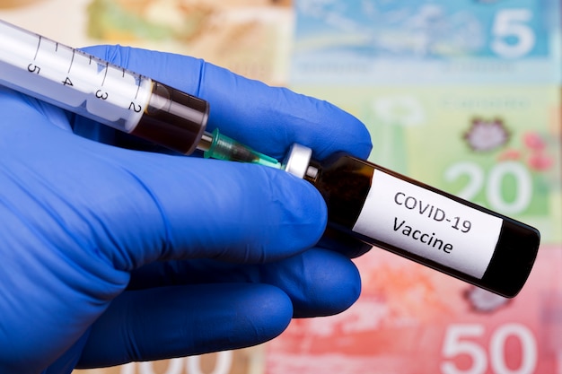 Vaccin contre Covid sur fond d'argent canadien