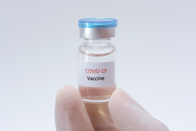 Vaccin COVID-19 (Coronavirus) bouteille en verre dans la main du médecin