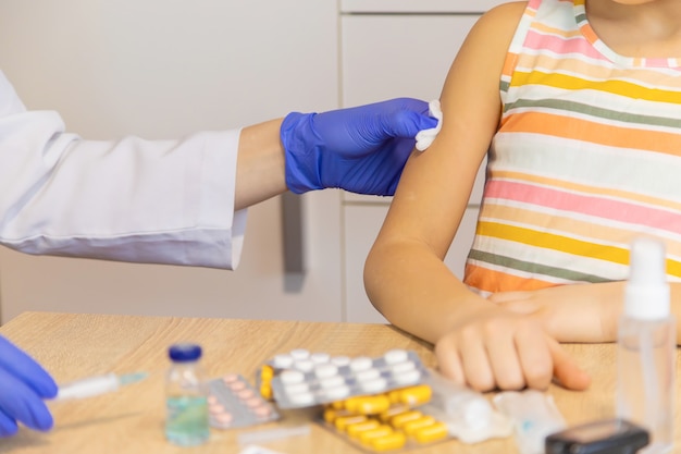 Vaccin par injection contre le virus, injection d'enfant. Mise au point sélective