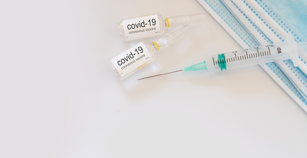Vaccin, Prévention, Immunisation Et Traitement De L'infection Par Le Coronavirus Covid 19, Vue De Dessus Avec Espace De Copie