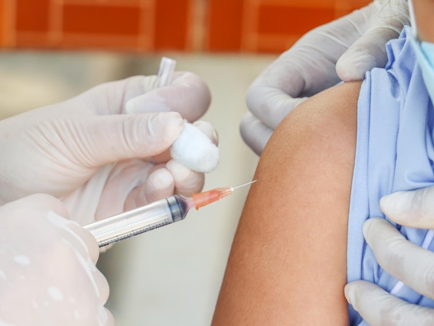 Vaccination le concept de prévention des maladies Emmenez votre enfant se faire vacciner contre le COVID