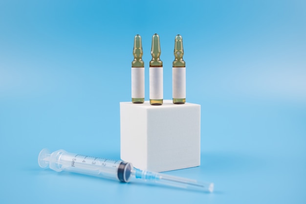 Vaccination. Concept de vaccin avec seringue et ampoules médicales.