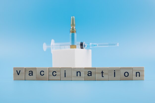 Photo vaccination. concept de vaccin avec seringue et ampoules médicales.