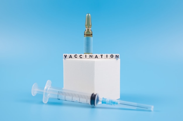 Vaccination. Concept de vaccin avec seringue et ampoules médicales.