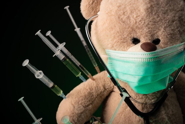 La vaccination des enfants contre le virus covid19 et les vaccinations sur l'exemple d'un ours en peluche