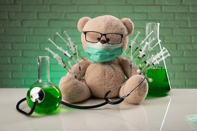 La vaccination des enfants contre le virus covid19 et les vaccinations sur l'exemple d'un ours en peluche