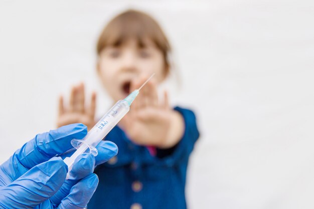 Vaccination Des Enfants. Une Injection. Mise Au Point Sélective.