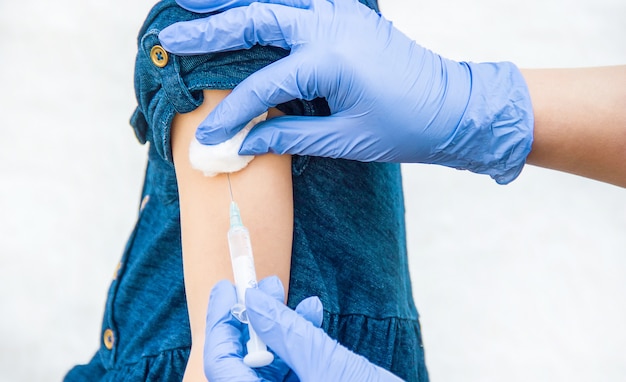 Vaccination des enfants. Une injection. Mise au point sélective.