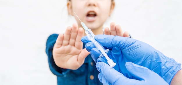 Vaccination des enfants. Une injection. Mise au point sélective.