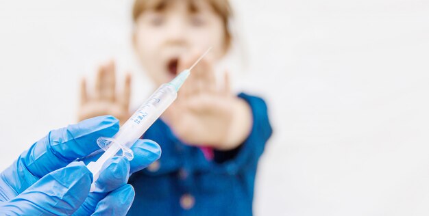 Vaccination des enfants. Une injection. Mise au point sélective.