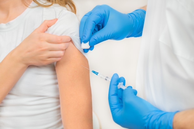 Vaccination - un médecin donne une injection à un patient