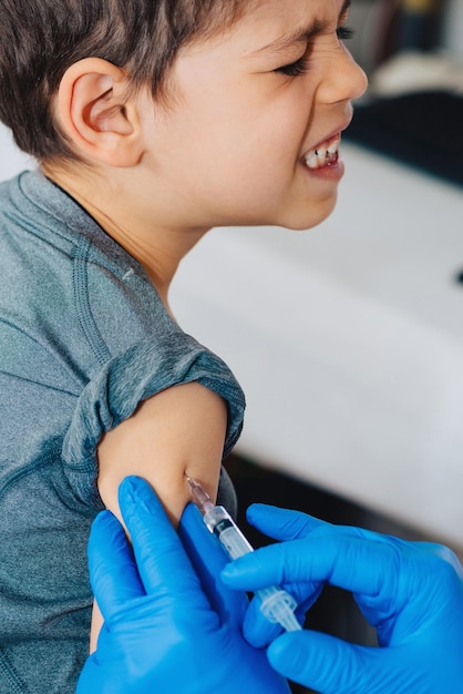 Vaccination peinte pour petit garçon