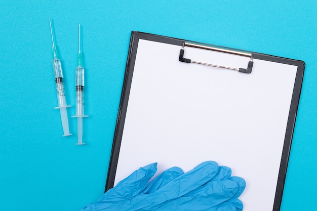 Vaccination ou revaccination concept deux seringue médicale sur table bleue