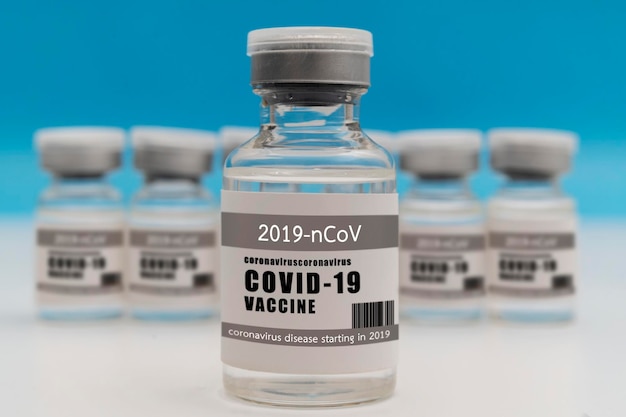 Vaccins Covid19 à l'intérieur de bouteilles