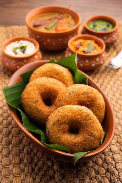 Vada ou Medu vadai avec sambar et chutney. Collation ou petit-déjeuner populaire du sud de l'Inde