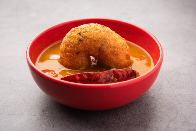 Vada ou Medu vadai avec sambar et chutney. Collation ou petit-déjeuner populaire du sud de l'Inde