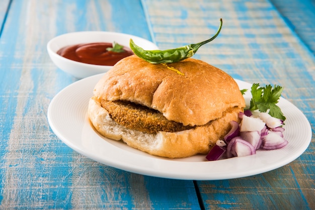 Vada Pav OU Wada Pao est un plat de restauration rapide végétarien en bordure de route du Maharashtra. Mise au point sélective