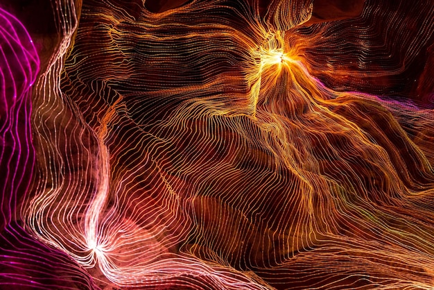 Vague abstraite de lignes de tissage numériques reliant les points de réseau et fond sombre Conception de modèle de maillage 3D moderne géométrique montrant des concepts de technologie informatique futuriste