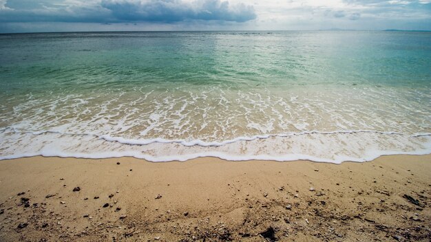 Photo vague à la belle plage tropicale