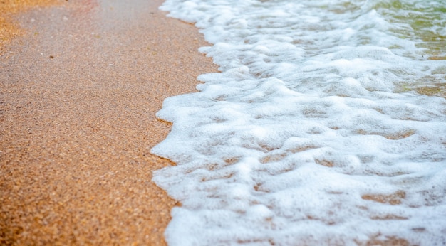 vague blanche sur la plage de sable jaune vide été ou fond de climat tropical fond de nature