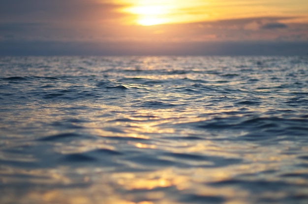 Vague sur le coucher du soleil de la mer