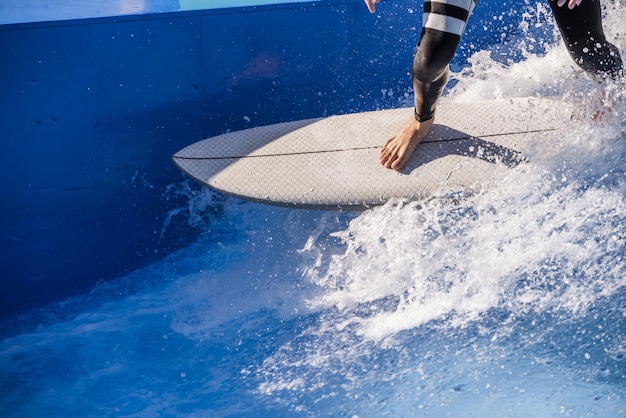 Une vague dans l'eau avec le mot surf dessus