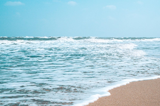 Vague douce avec bulle de l'océan bleu sur le sable blanc à la plage tropicale en été Fond de plage simple pour l'été Bulle bleue vague de la mer au sable sur la plage Fond d'été